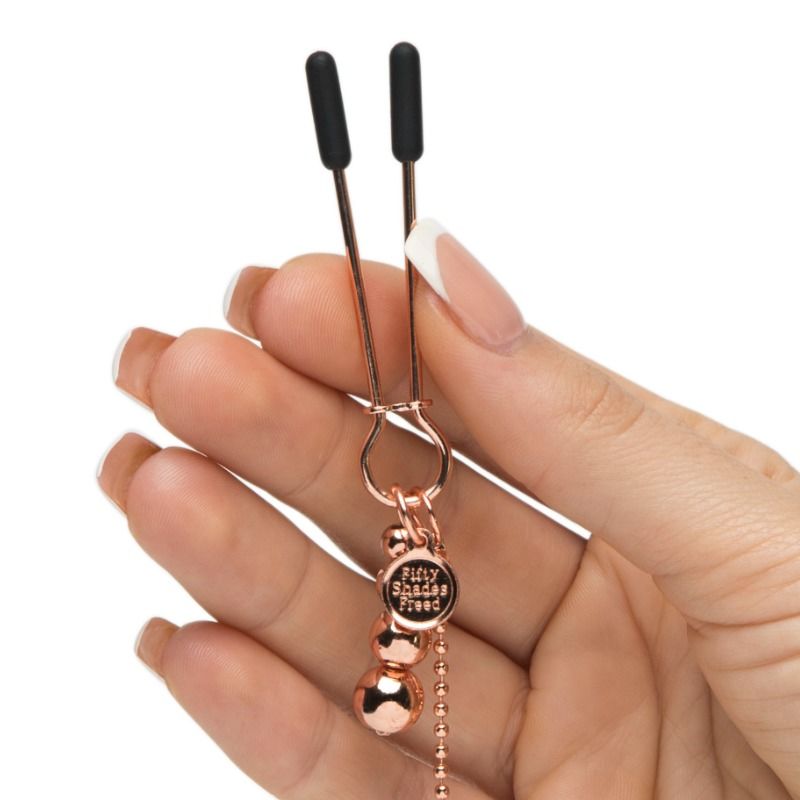 Cleme cu lant pentru sfarcuri si clitoris Fifty Shades Freed